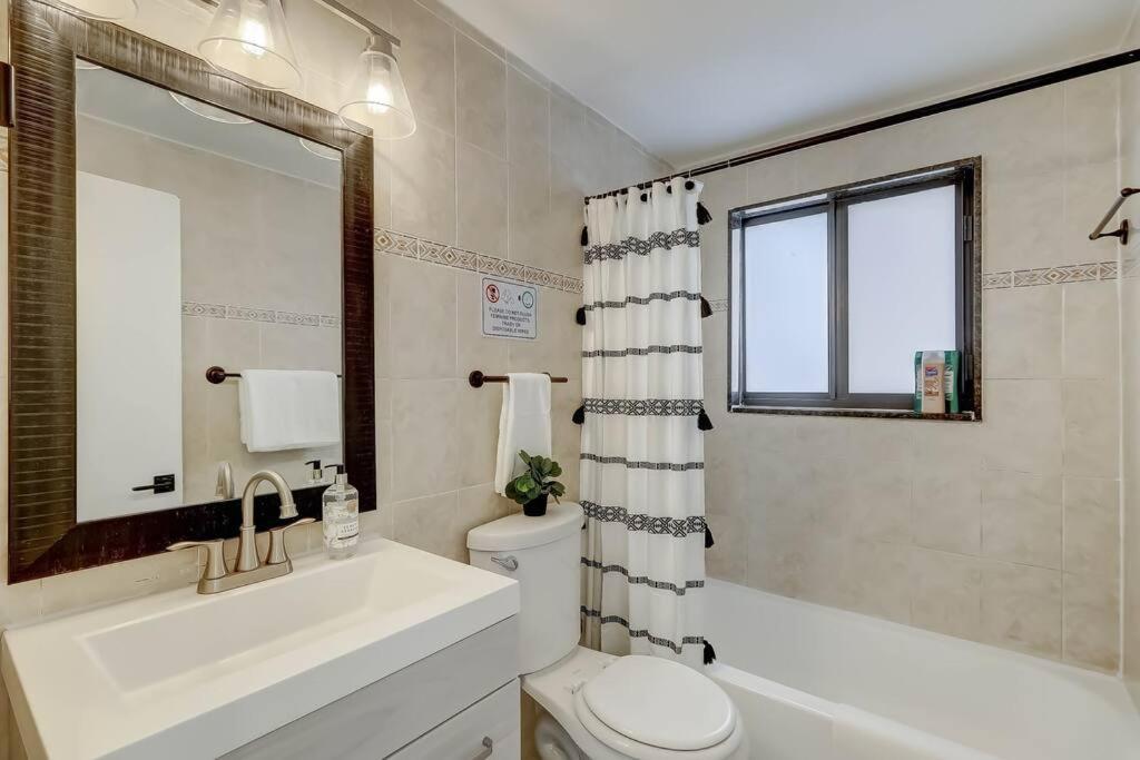 Chic Retreat: 2Br Apartment! Fort Lauderdale Buitenkant foto